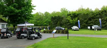 Voiturettes de golf près du clubhouse