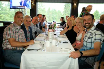 Groupe d’amis attablés dans un restaurant