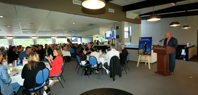 Conférence avec intervenant et public en salle