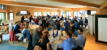 Repas convivial dans une salle de réception bondée