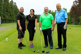 Quatre adultes sur un parcours de golf