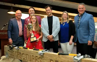Groupe recevant un trophée lors d’une cérémonie