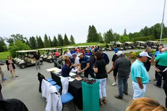 Participants rassemblés près de voiturettes de golf