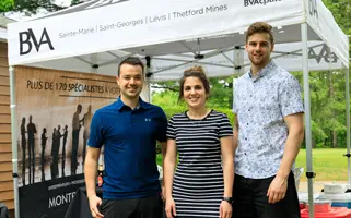 Trois personnes devant un stand BVA extérieur