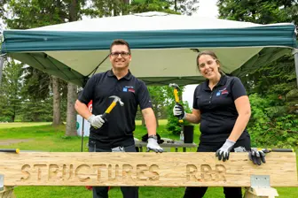 Deux artisans sous tonnelle avec poutre en bois
