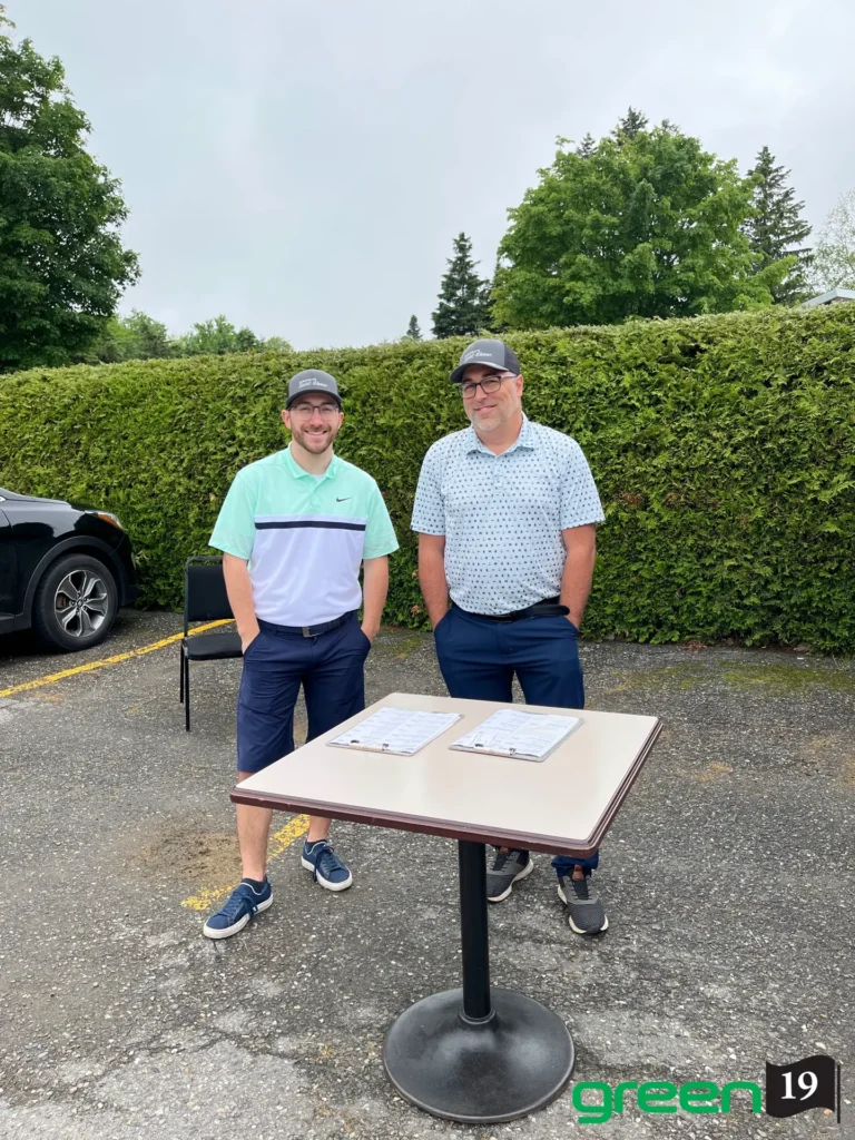 Deux hommes en tenue de golf derrière table