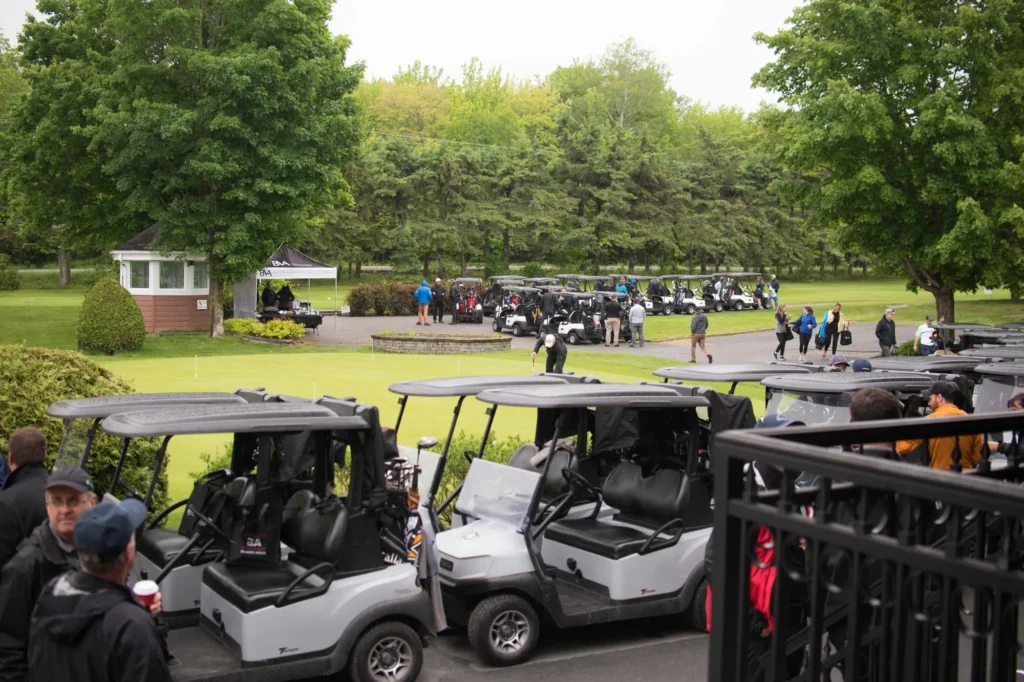 Chariots de golf alignés sur un parcours