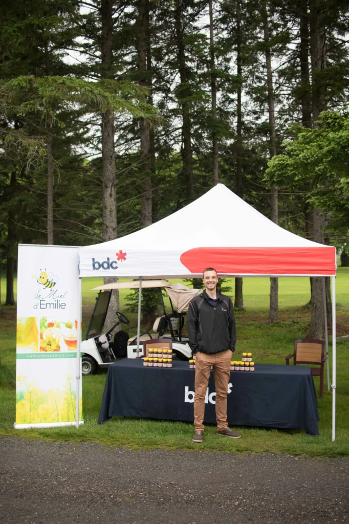 Stand de miel sous tente lors d’événement