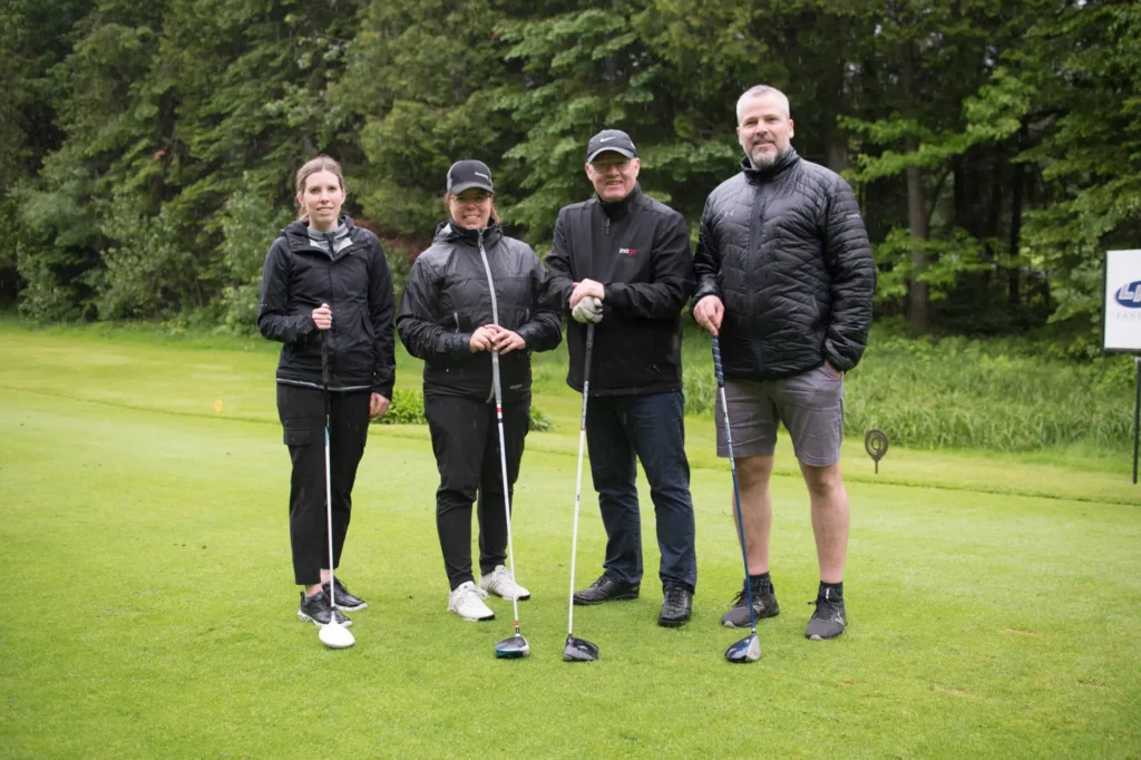Quatre adultes sur un parcours de golf