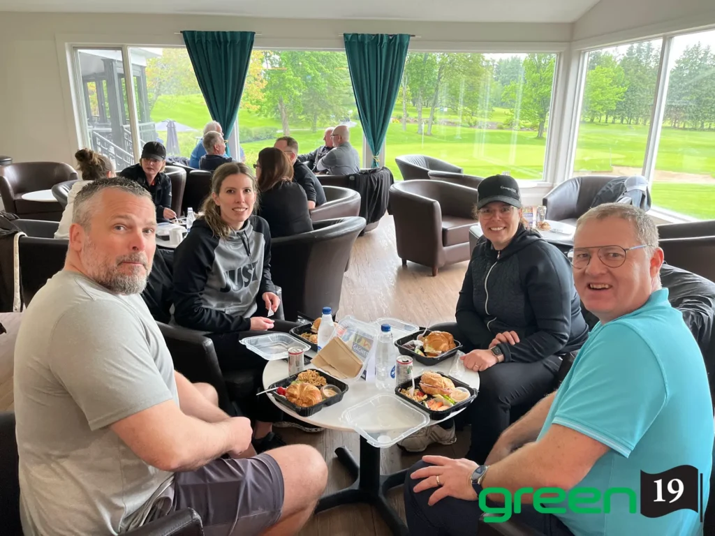 Groupe d’amis déjeunant avec vue sur golf