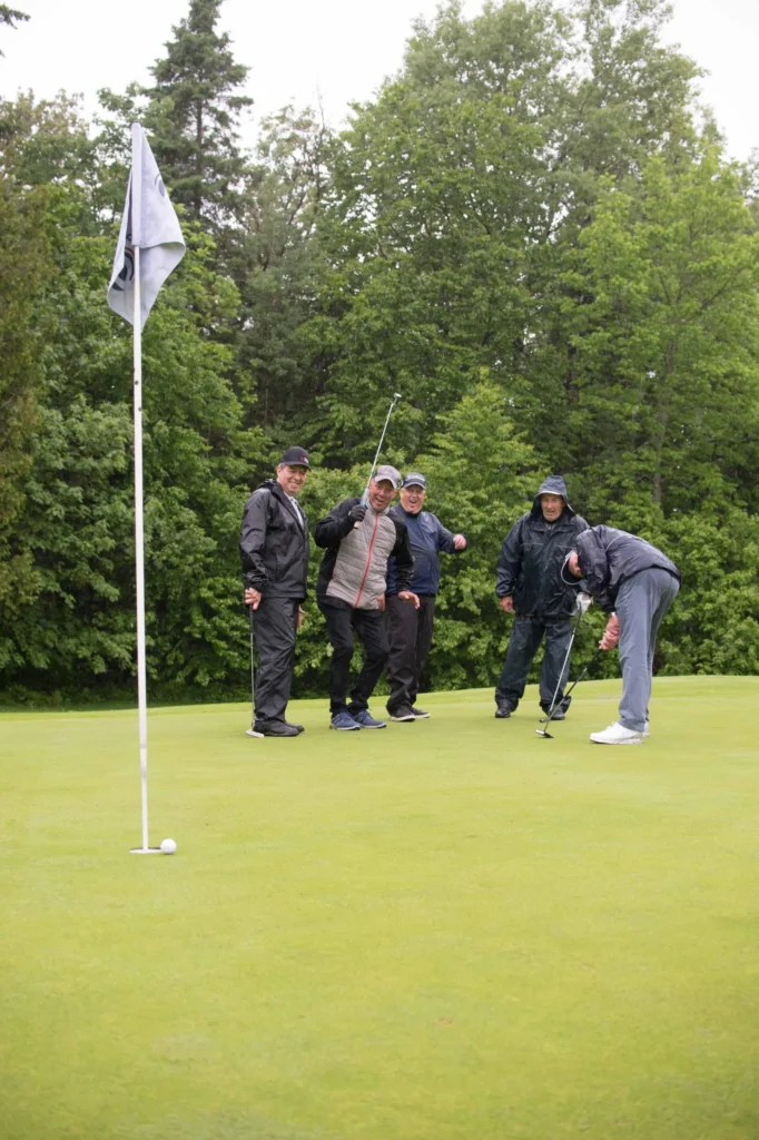 Golfeurs célébrant un putt sur le green