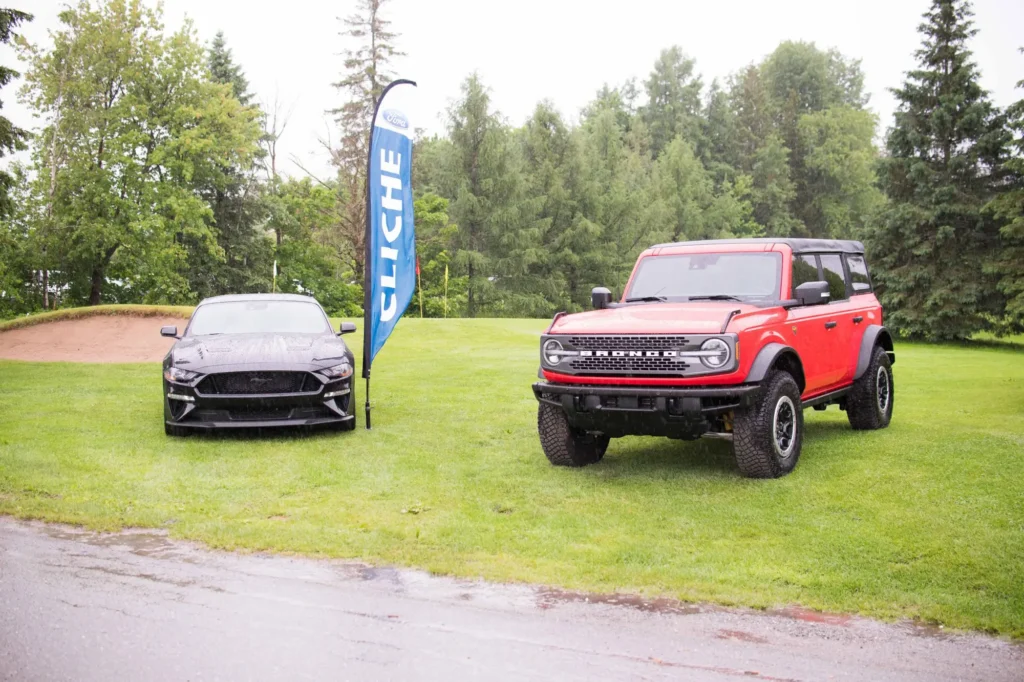 Ford Mustang et Bronco sur pelouse