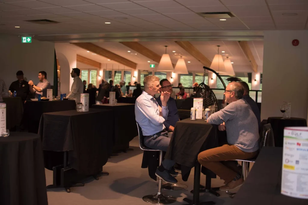 Événement networking en intérieur avec discussions autour de tables