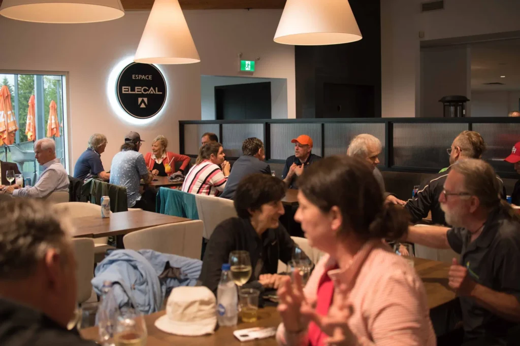Clients discutant dans un restaurant convivial
