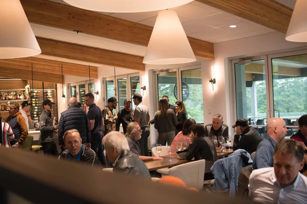 Groupe de personnes dans un bar moderne animé