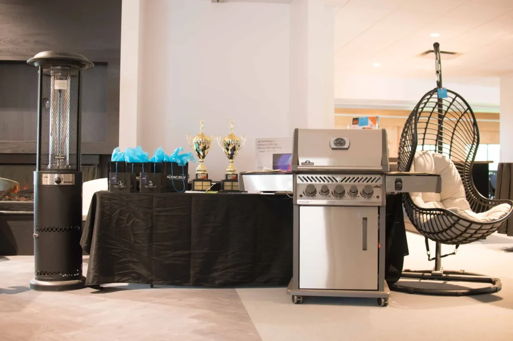 Barbecue, trophées et fauteuil suspendu en showroom