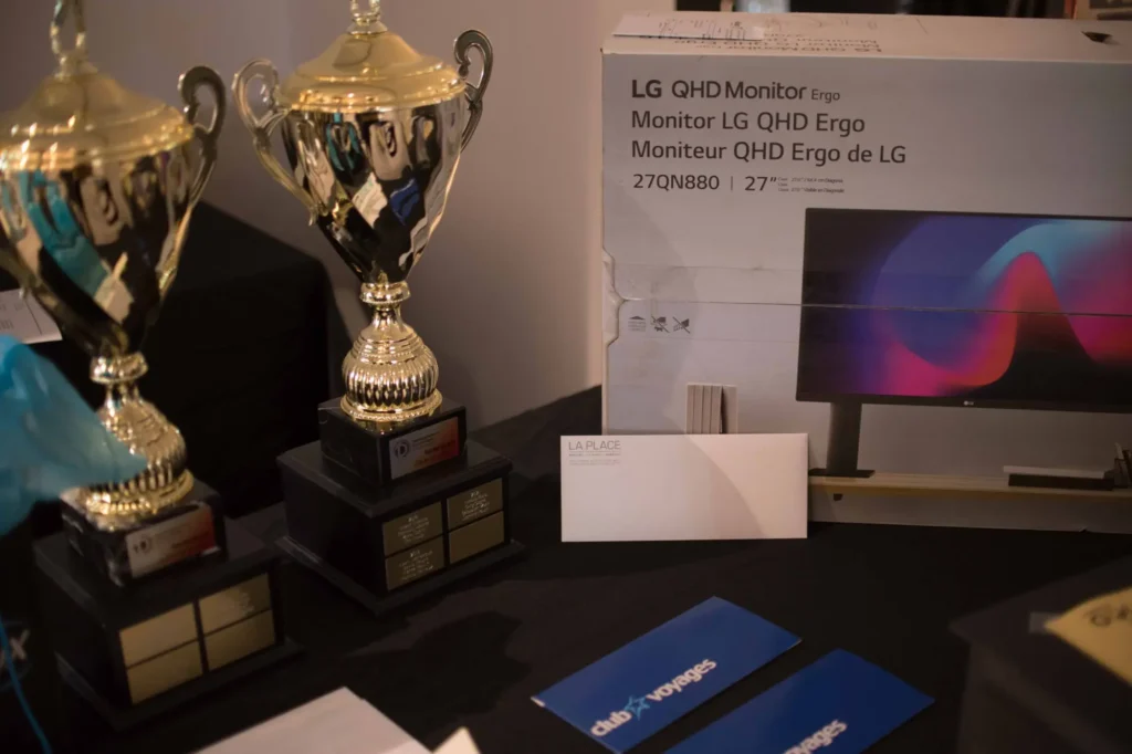 Trophées dorés et boîte d’écran LG QHD