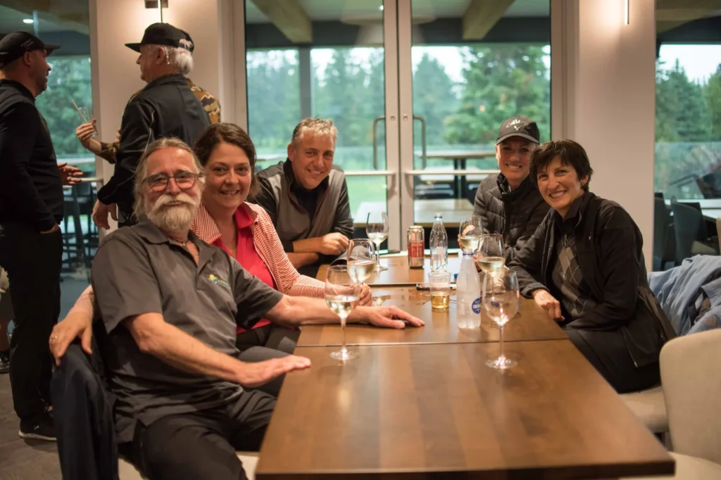 Groupe d’amis souriants autour d’une table
