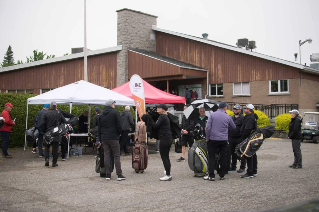 Participants à un tournoi de golf sous tentes