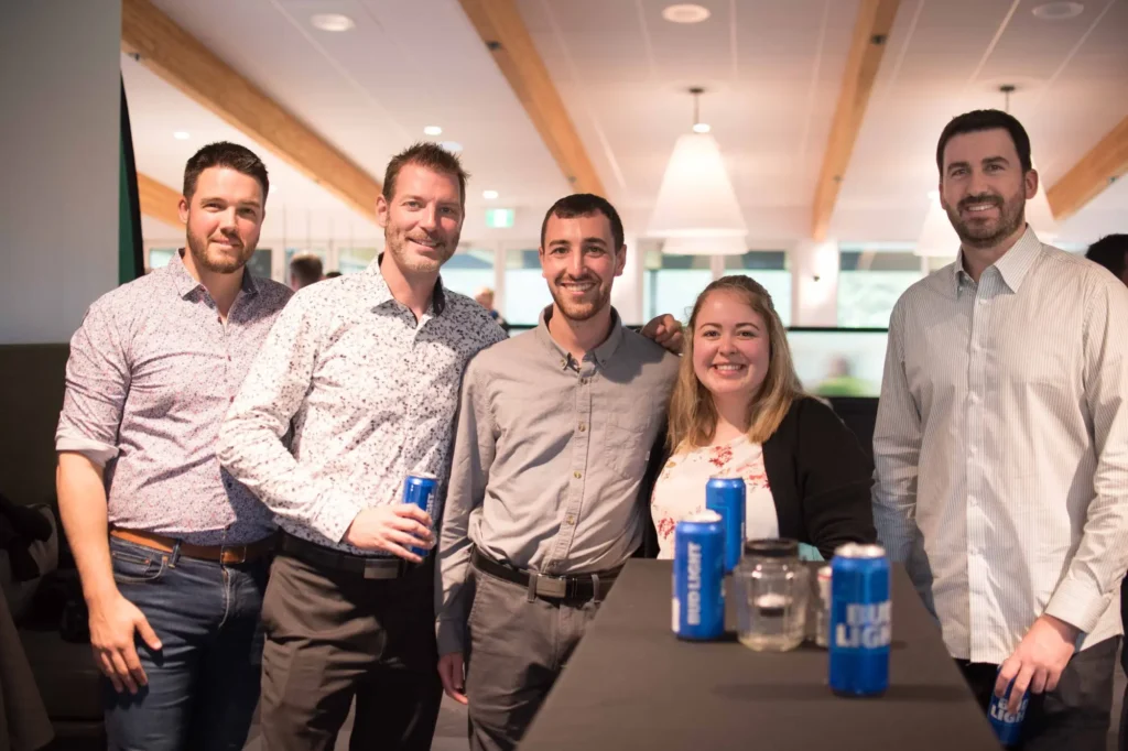 Groupe d'amis souriant lors d'une soirée en intérieur