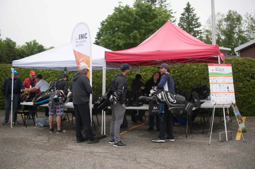 Golfeurs s’enregistrant sous des tentes lors d’un tournoi
