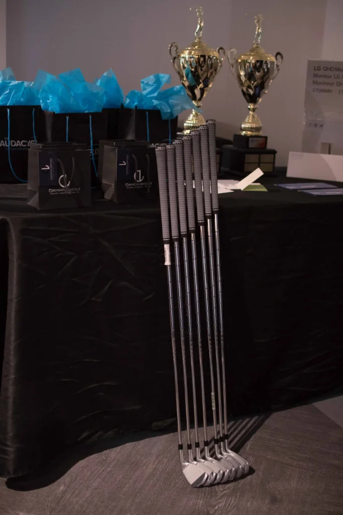 Clubs de golf devant trophées et cadeaux