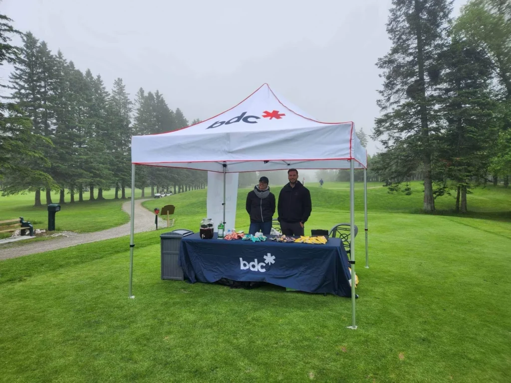 Stand BDC sur parcours de golf brumeux