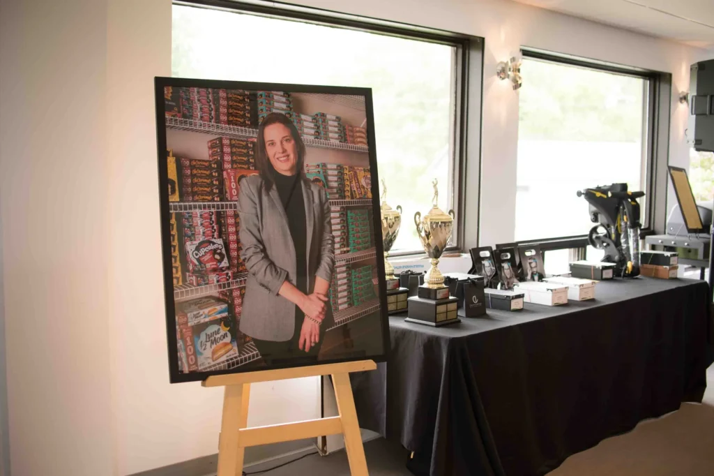 Portrait encadré d’une femme lors d’un événement