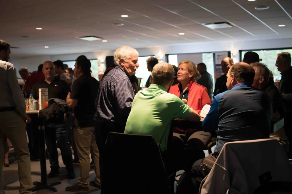 Personnes discutant lors d’un événement de networking