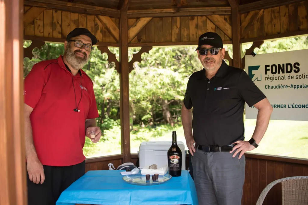 Deux hommes sous kiosque dégustation en plein air