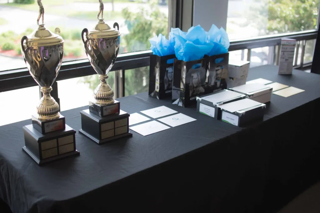 Trophées dorés et cadeaux sur table de cérémonie