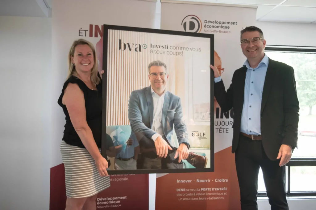 Deux professionnels présentent une affiche encadrée corporative