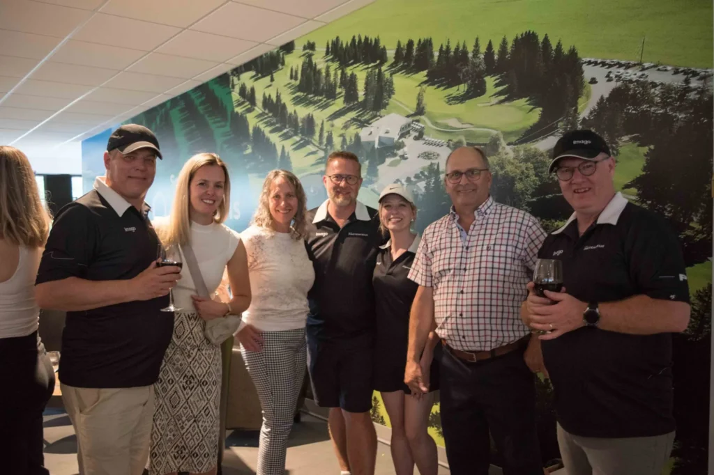 Groupe d’adultes posant devant fresque de golf