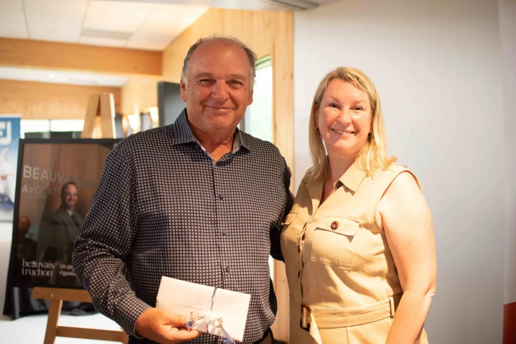 Deux personnes souriantes lors d’un événement intérieur