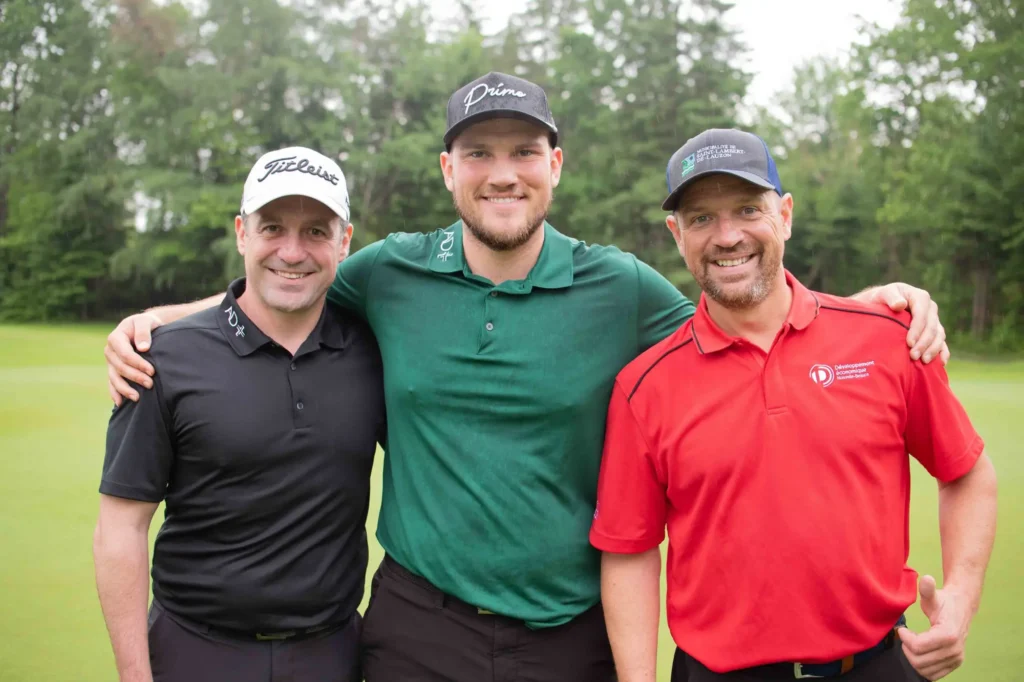 Trois golfeurs souriants sur un parcours verdoyant