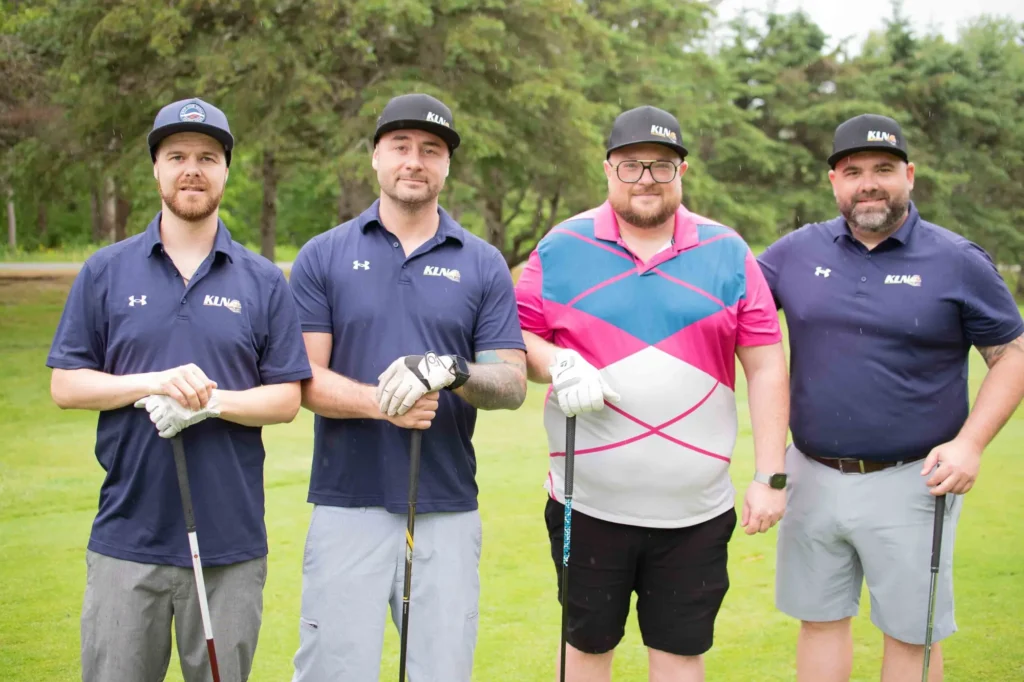 Quatre hommes avec clubs sur terrain de golf