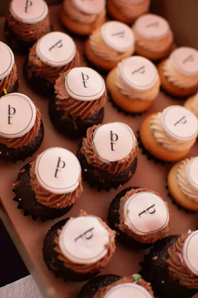 Cupcakes chocolat et vanille avec logo bt