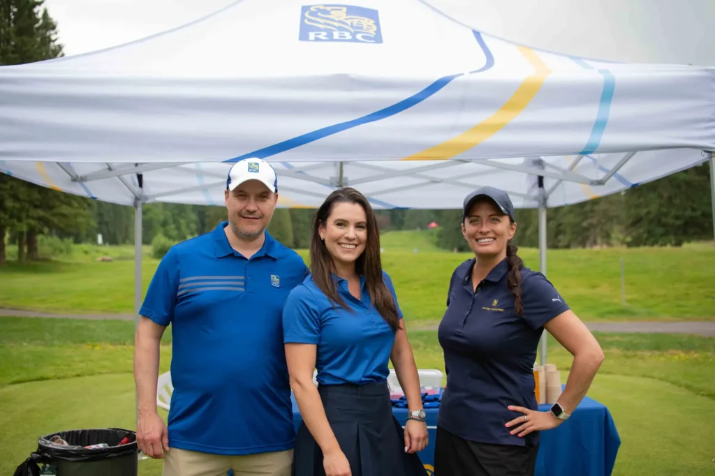 Trois personnes sous tente RBC sur golf