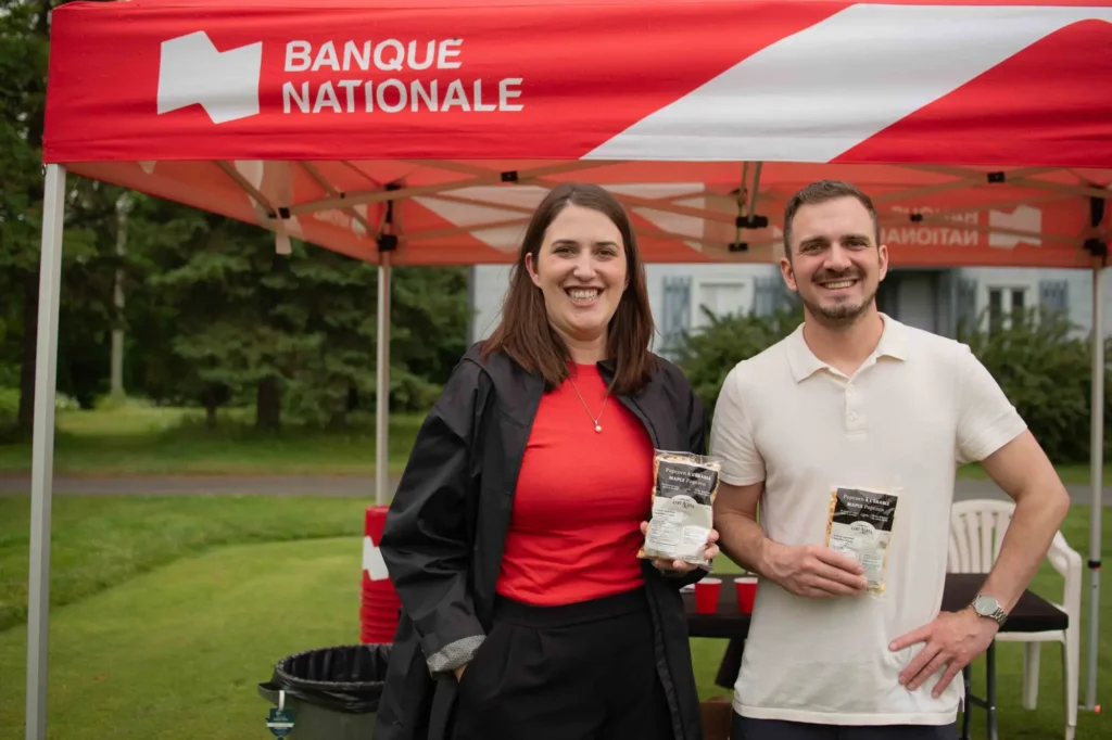Deux personnes sous tente Banque Nationale avec popcorn