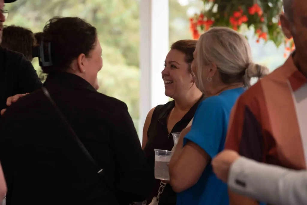 Groupe de personnes discutant lors d’un événement convivial