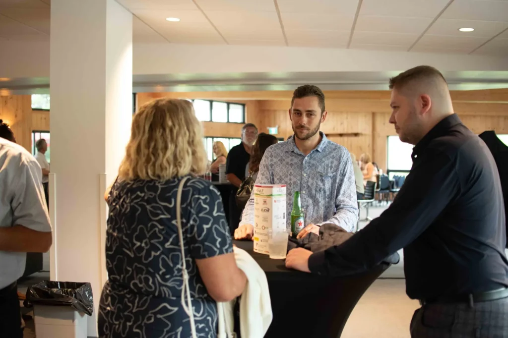 Discussion autour d’une table lors d’un événement professionnel
