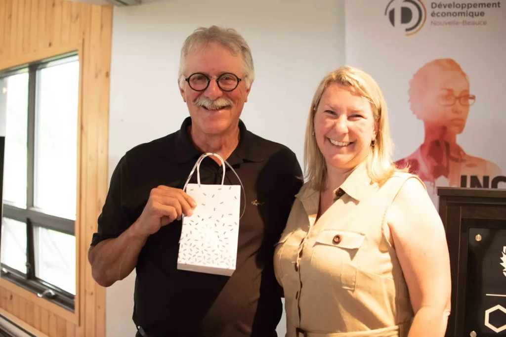 Deux personnes souriantes lors d’un événement professionnel