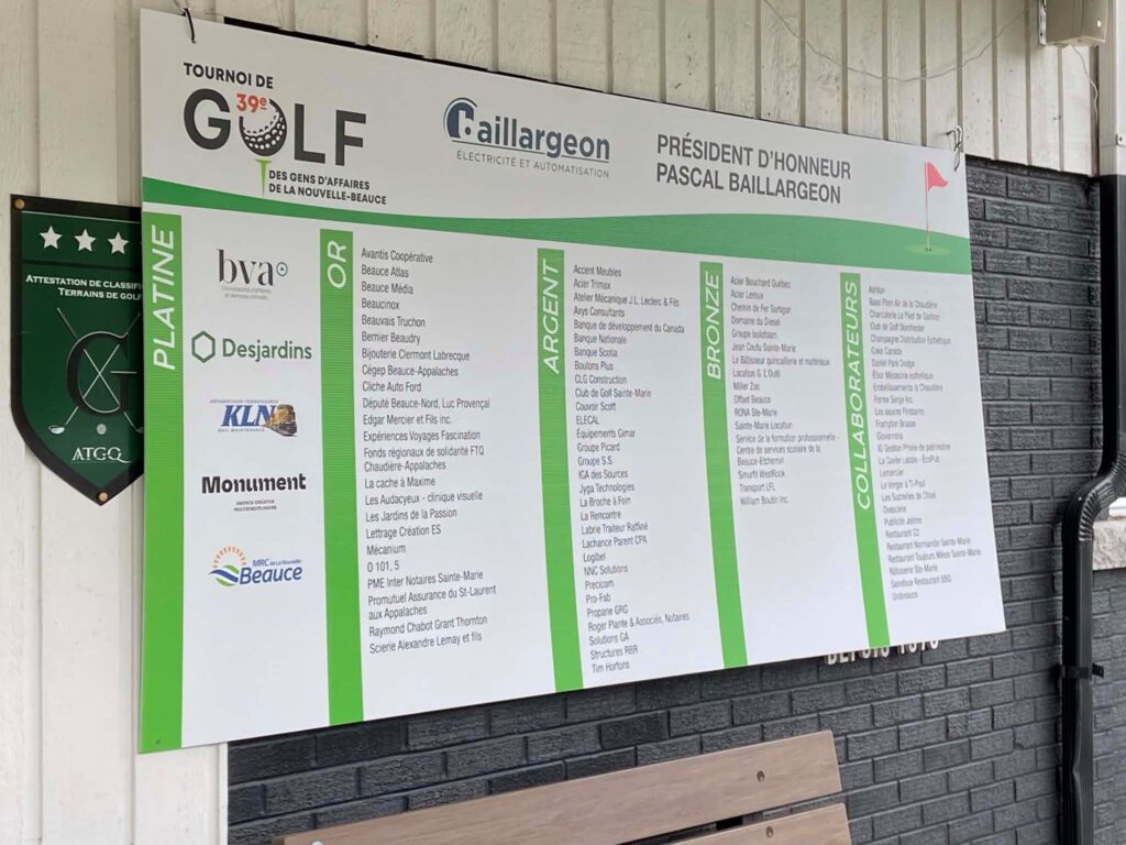 Panneau des partenaires d’un tournoi de golf