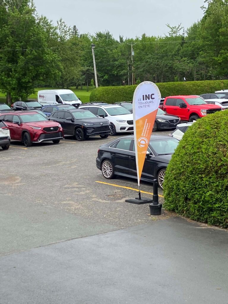 Parking rempli avec bannière INC extérieure