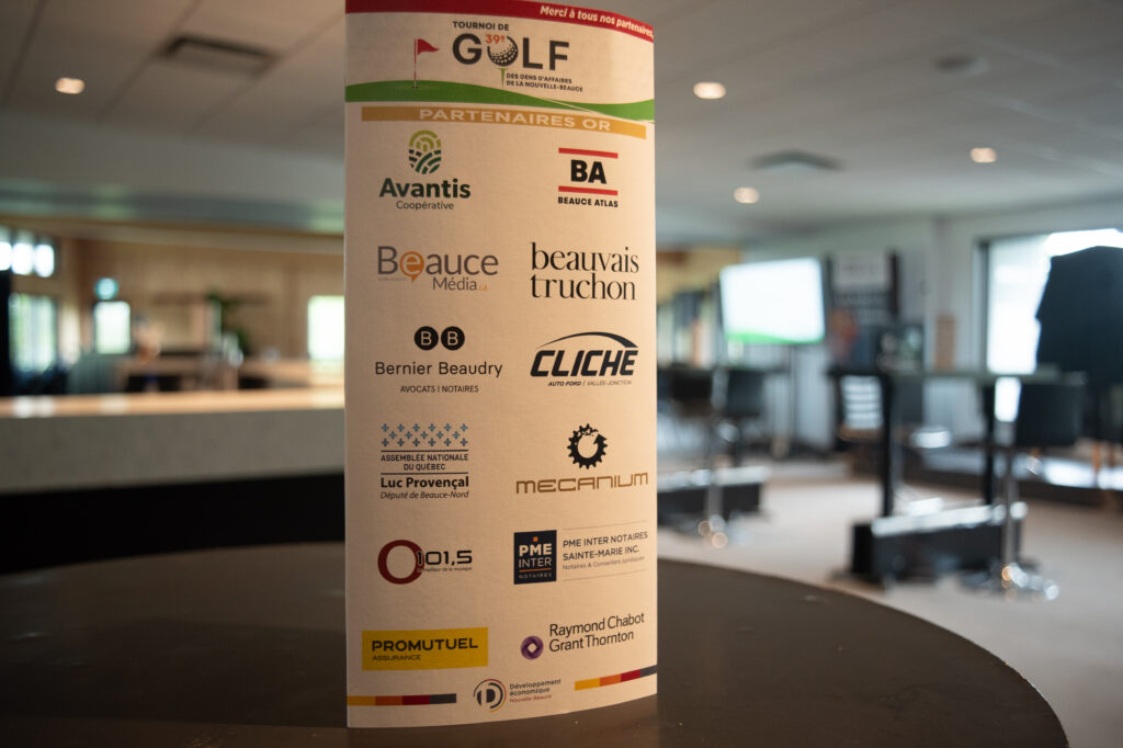 Bannière partenaires tournoi de golf en intérieur