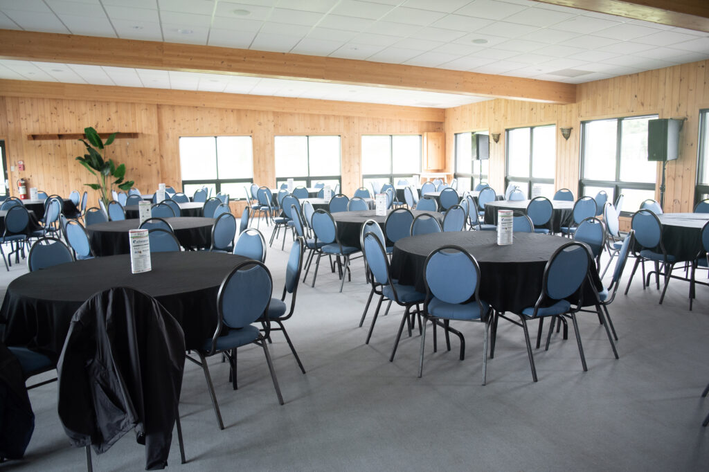 Salle de réception avec tables rondes dressées