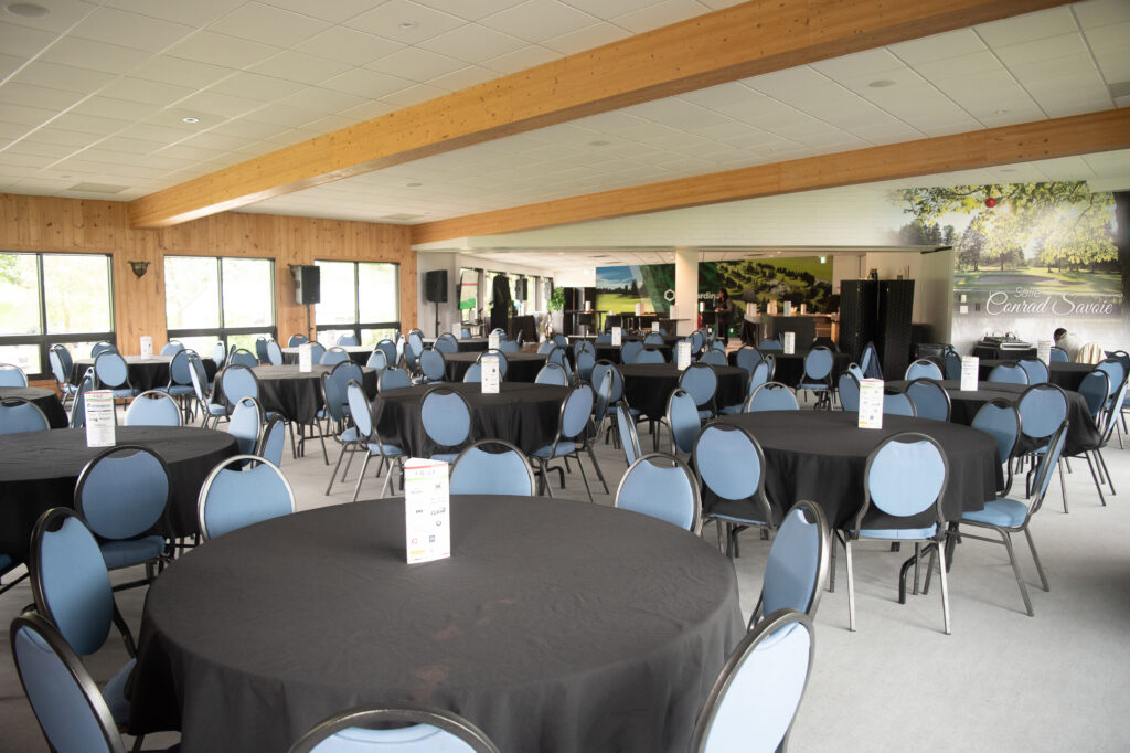Salle événementielle avec tables rondes et scène