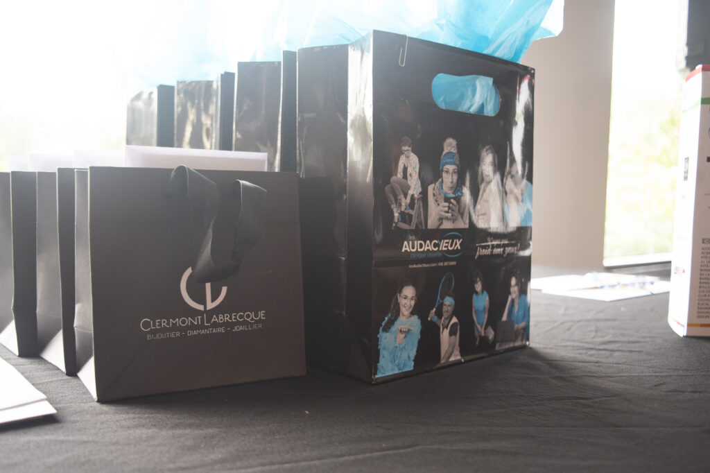 Sacs cadeaux noirs personnalisés sur table d’exposition