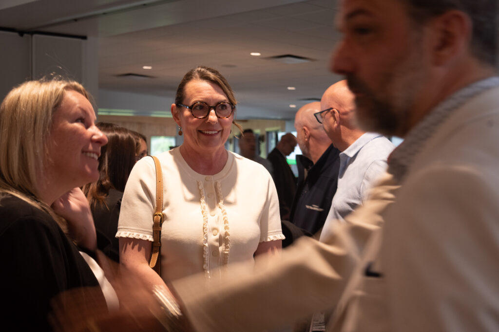 Discussion lors d’un événement professionnel en intérieur