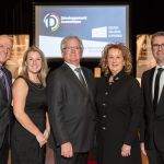 De gauche à droite :
M. Claude Drouin (DENB), Mme Marlèene Bisson (DENB), M. Michel Lehoux (récipiendaire), Mme Gaétane Simard (conjointe), M. André Bonneville (président DENB)